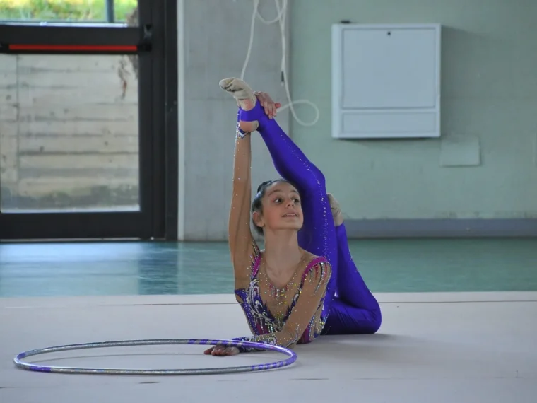 Ginnasta della Ginnastica Skill in allenamento con il cerchio a Canegrate