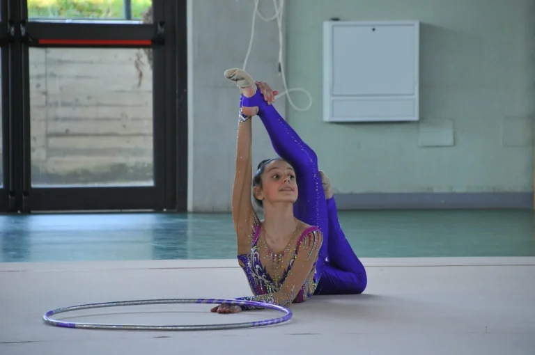 Ginnasta della Ginnastica Skill in allenamento con il cerchio a Canegrate