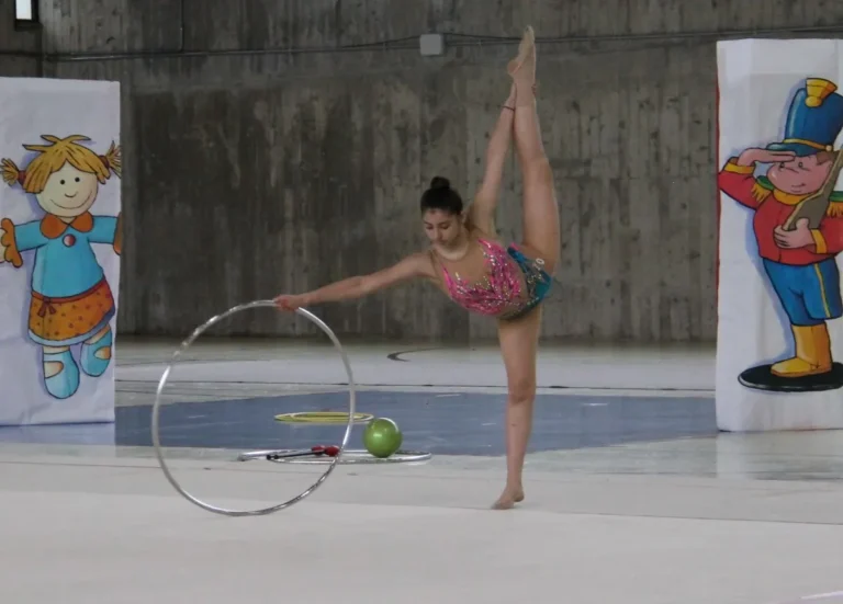 Ginnasta in equilibrio con il cerchio durante una gara