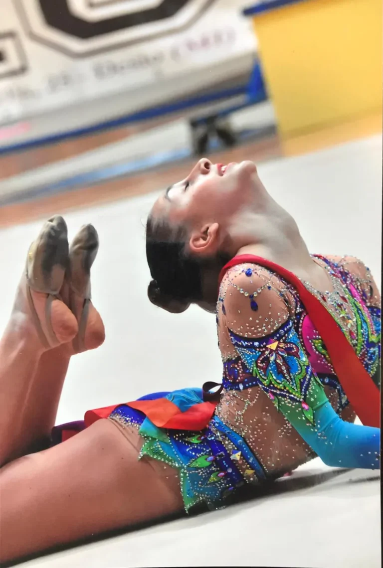 Ginnasta della Skill durante un elemento di flessibilità