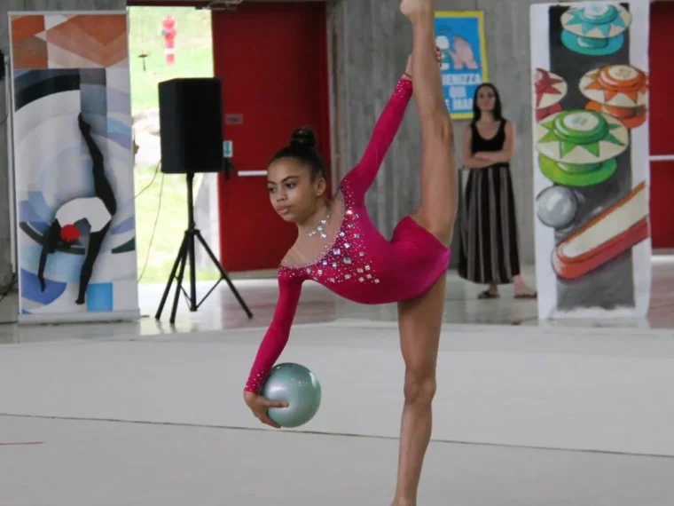 Ginnasta della Skill in equilibrio con la palla durante una gara