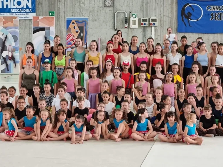 Foto di gruppo di tutte le ginnaste della Ginnastica Skill di Canegrate