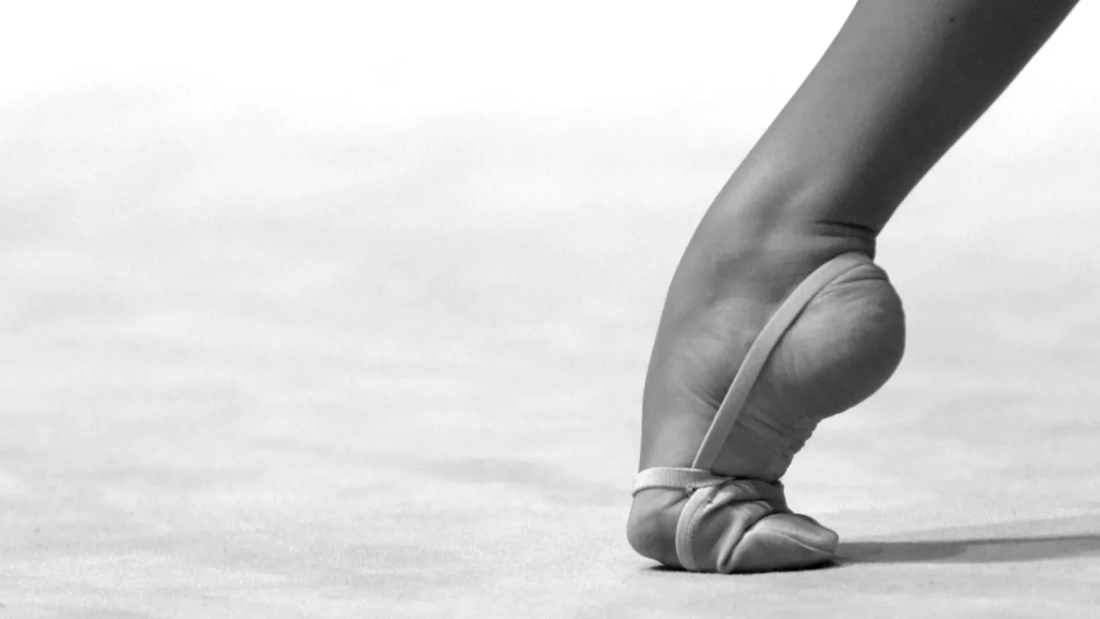 Piede in mezza punta di una ginnasta di ritmica, bianco e nero