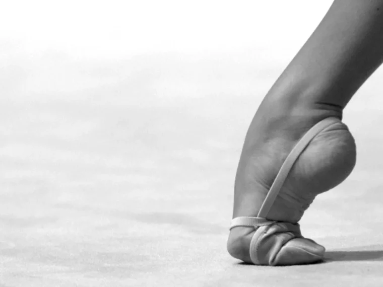 Piede in mezza punta di una ginnasta di ritmica, bianco e nero