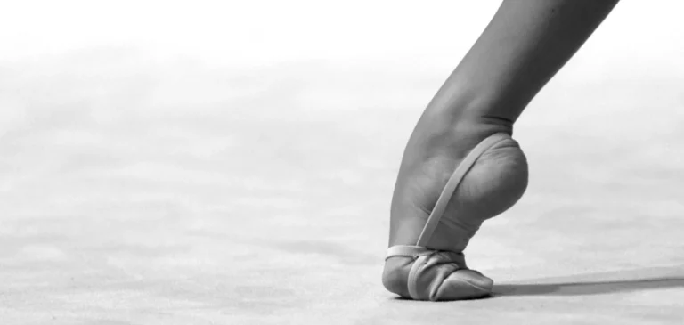 Piede in mezza punta di una ginnasta di ritmica, bianco e nero