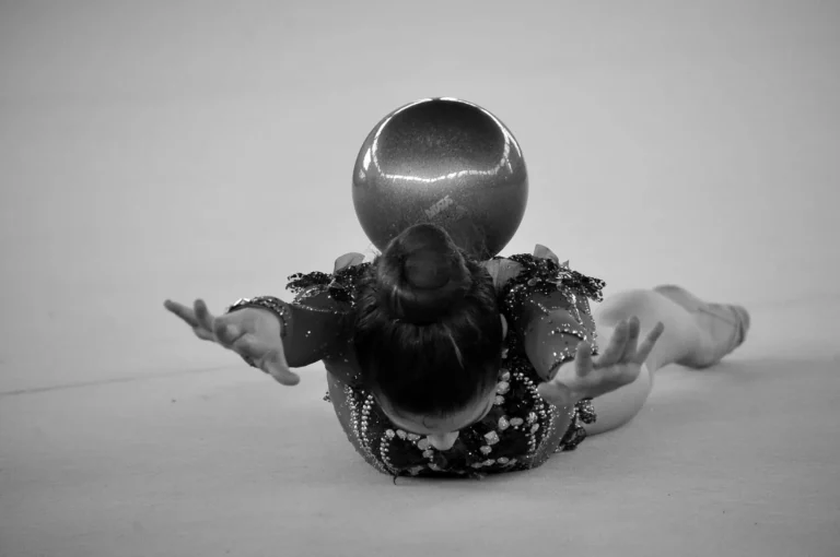 Ginnasta con la palla di ginnastica ritmica, dettaglio in bianco e nero