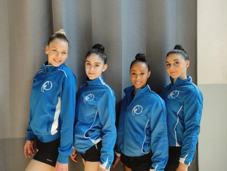 Squadra della Ginnastica Skill in tuta di società