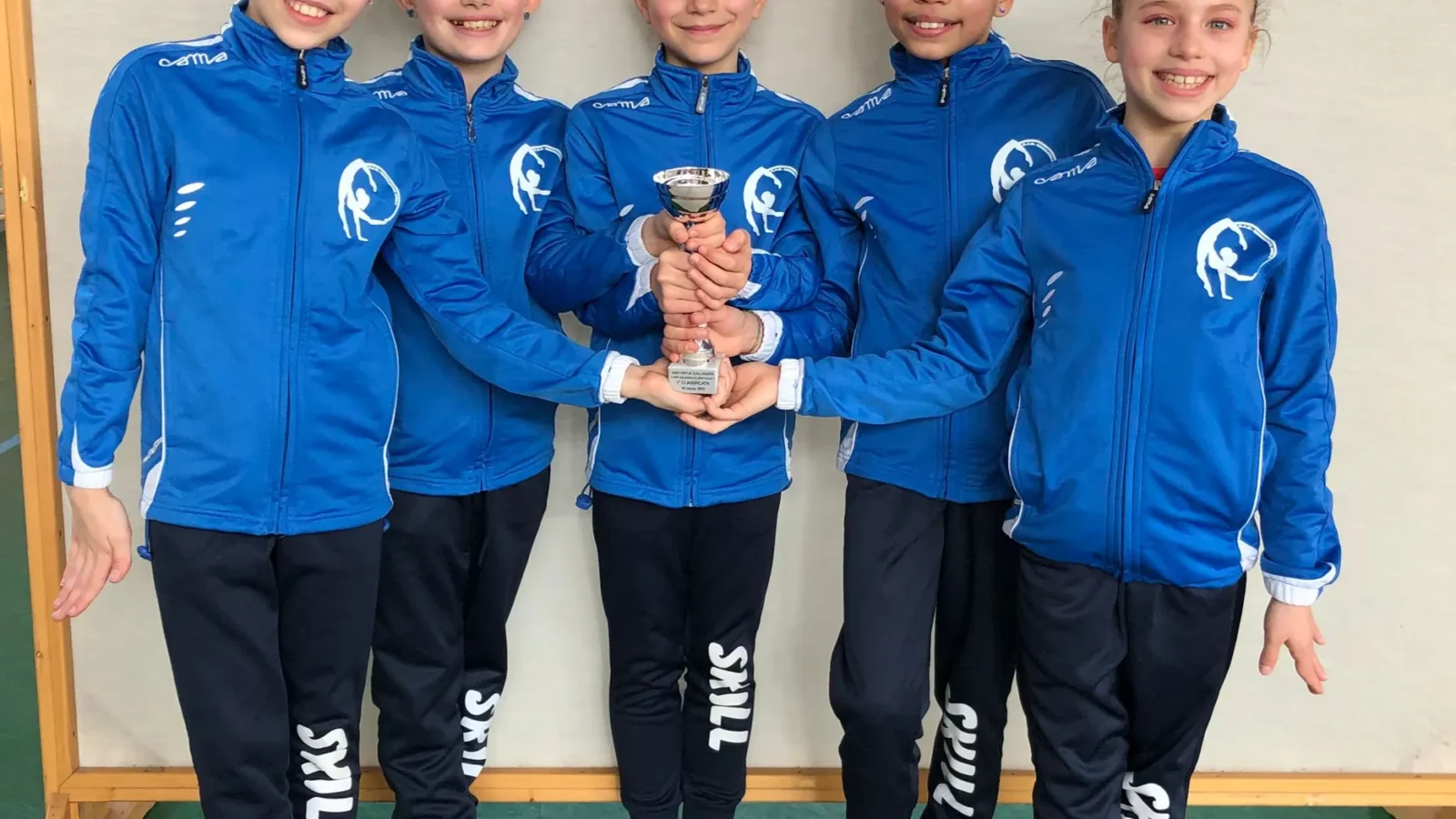 Ginnaste della Skill con la coppa dopo la premiazione