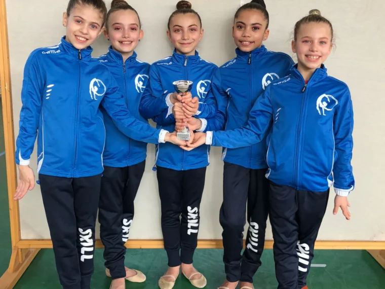 Ginnaste della Skill con la coppa dopo la premiazione