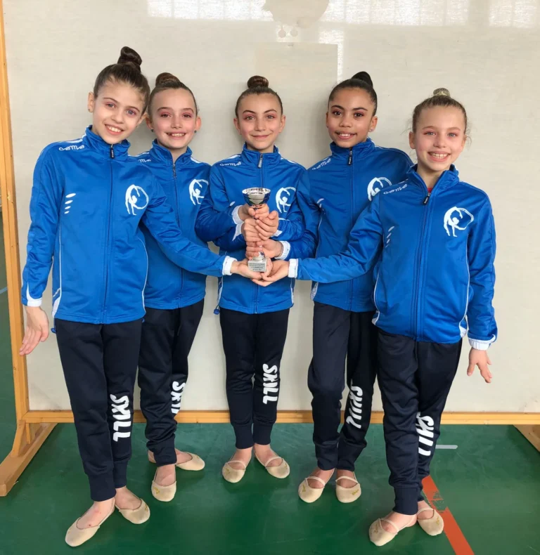 Ginnaste della Skill con la coppa dopo la premiazione